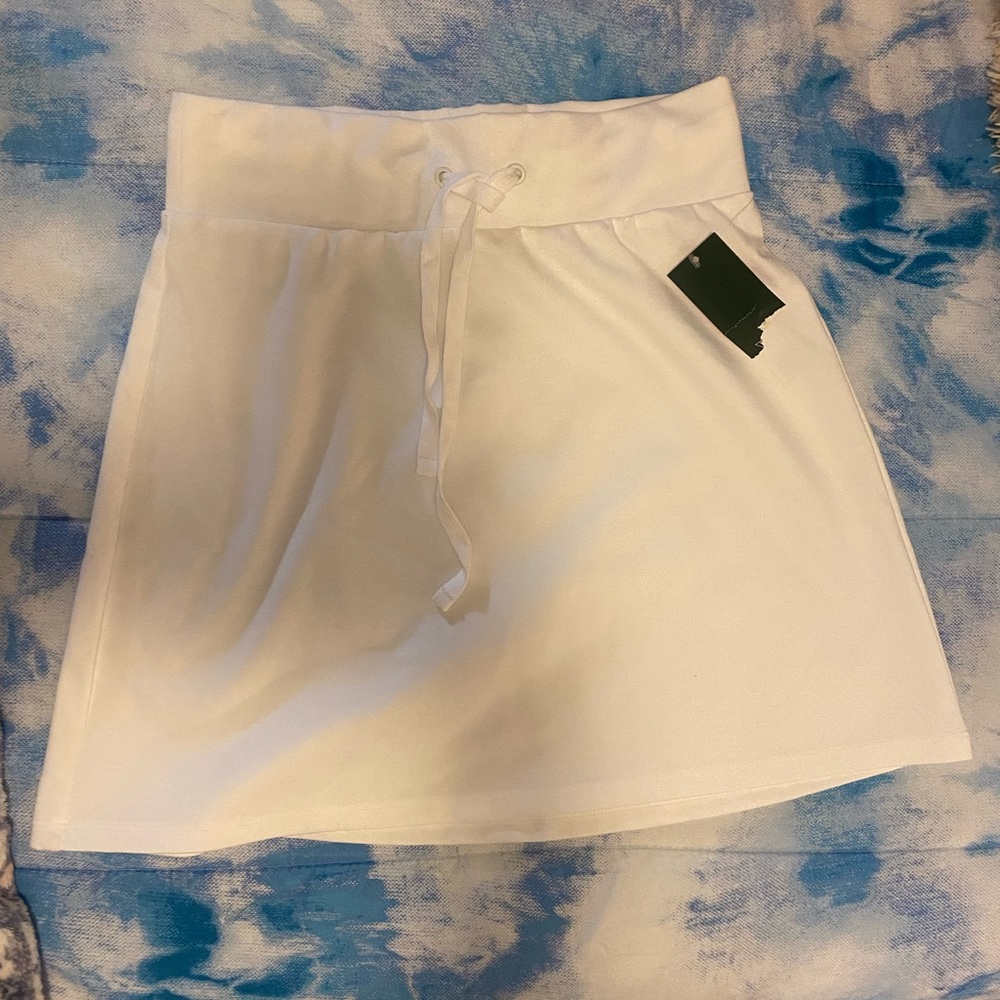 Super cute white skirt! 🤍